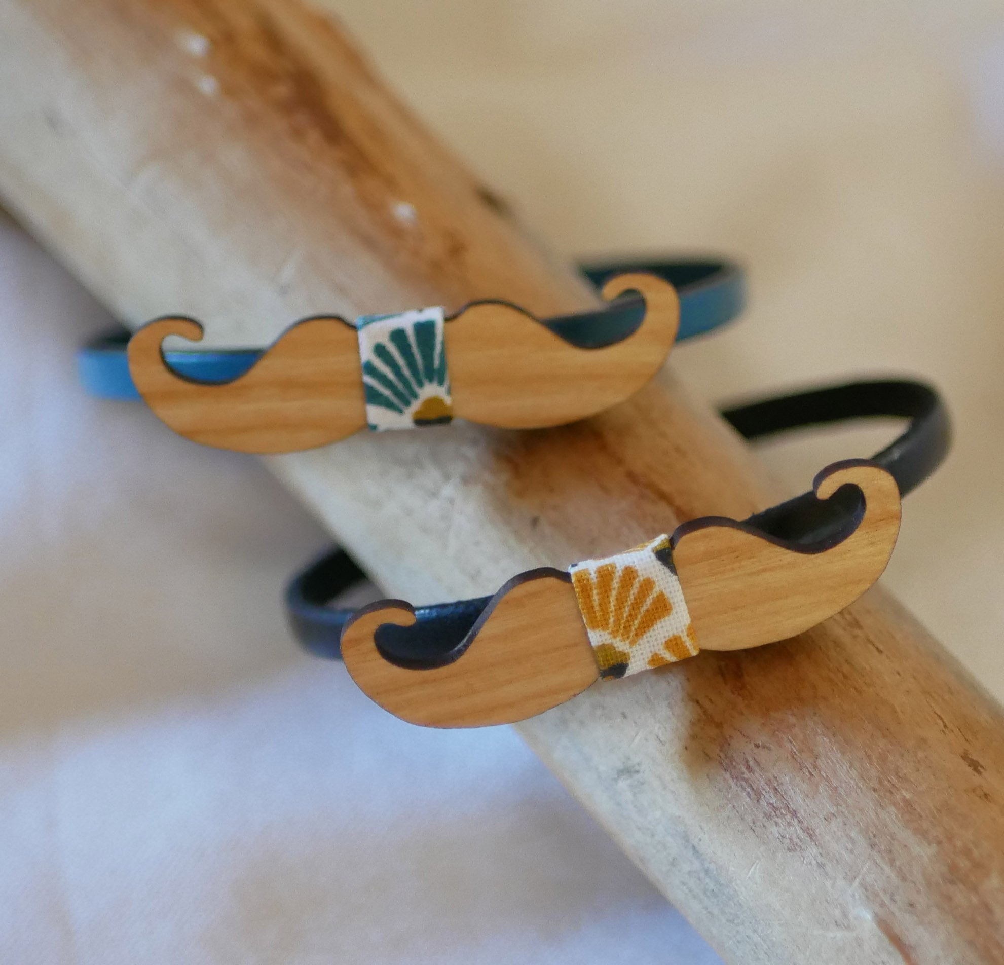 Pulseira em pele com laço em miniatura Bigodes de madeira personalizáveis