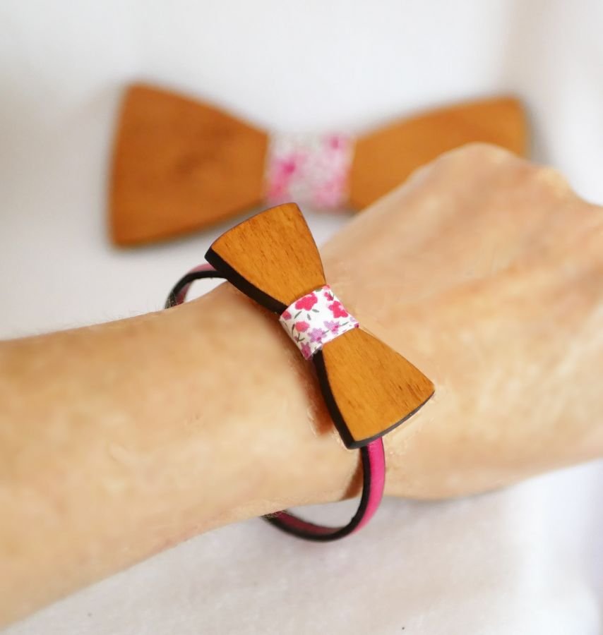Pulseira de couro com laço de madeira em miniatura, personalizável