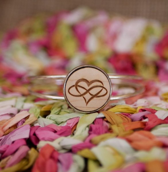 Bracelete com cabochon de madeira para personalizar e metal prateado