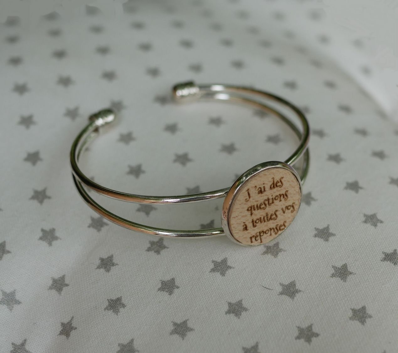 Bracelete com cabochon de madeira para personalizar e metal prateado
