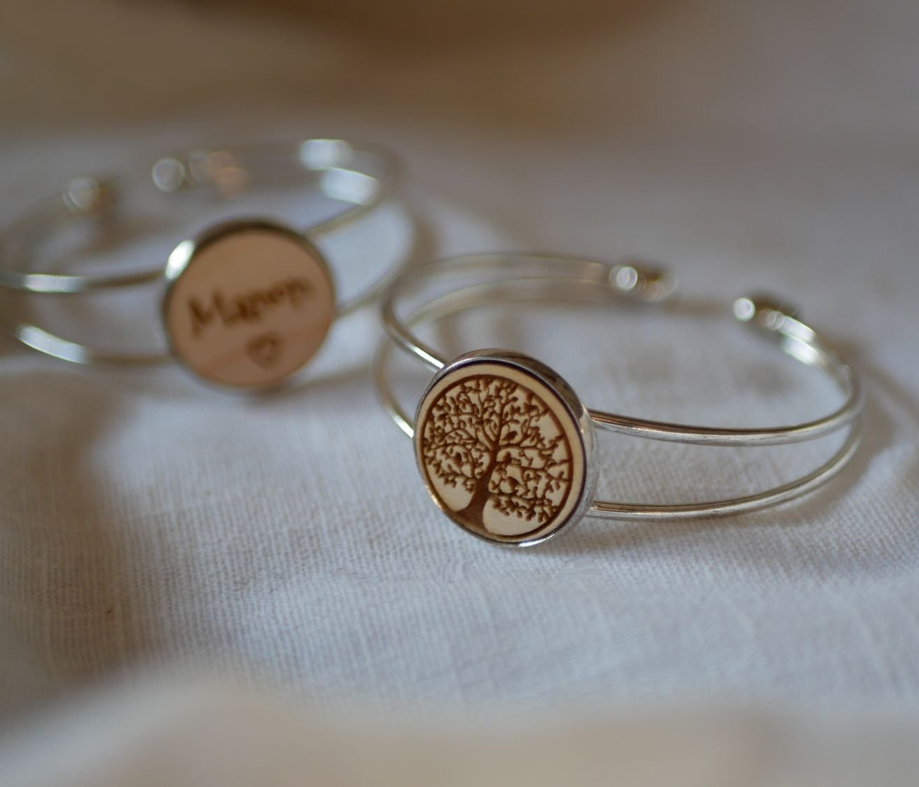 Bracelete com cabochon de madeira para personalizar e metal prateado