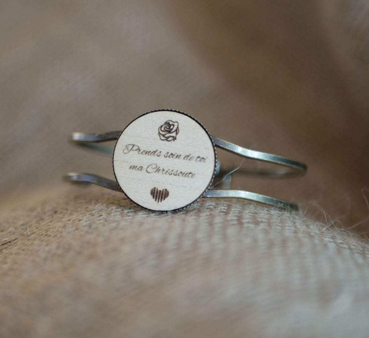 Bracelete de latão e madeira com cabochon personalizável 
