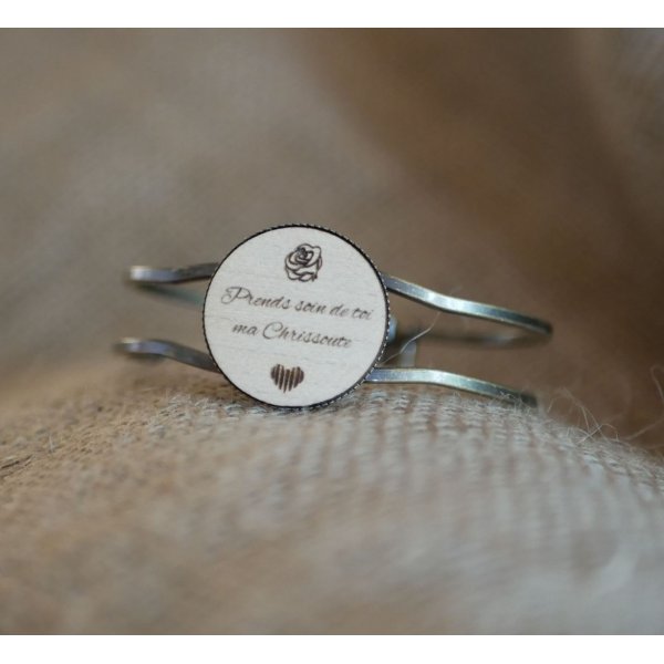 Bracelete de lat&atilde;o e madeira com cabochon personaliz&aacute;vel 