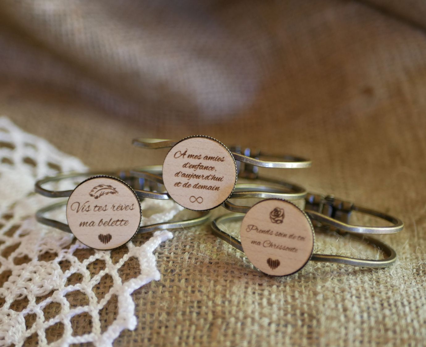 Bracelete de latão e madeira com cabochon personalizável 