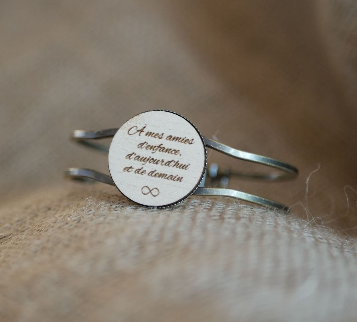 Bracelete de latão e madeira com cabochon personalizável 