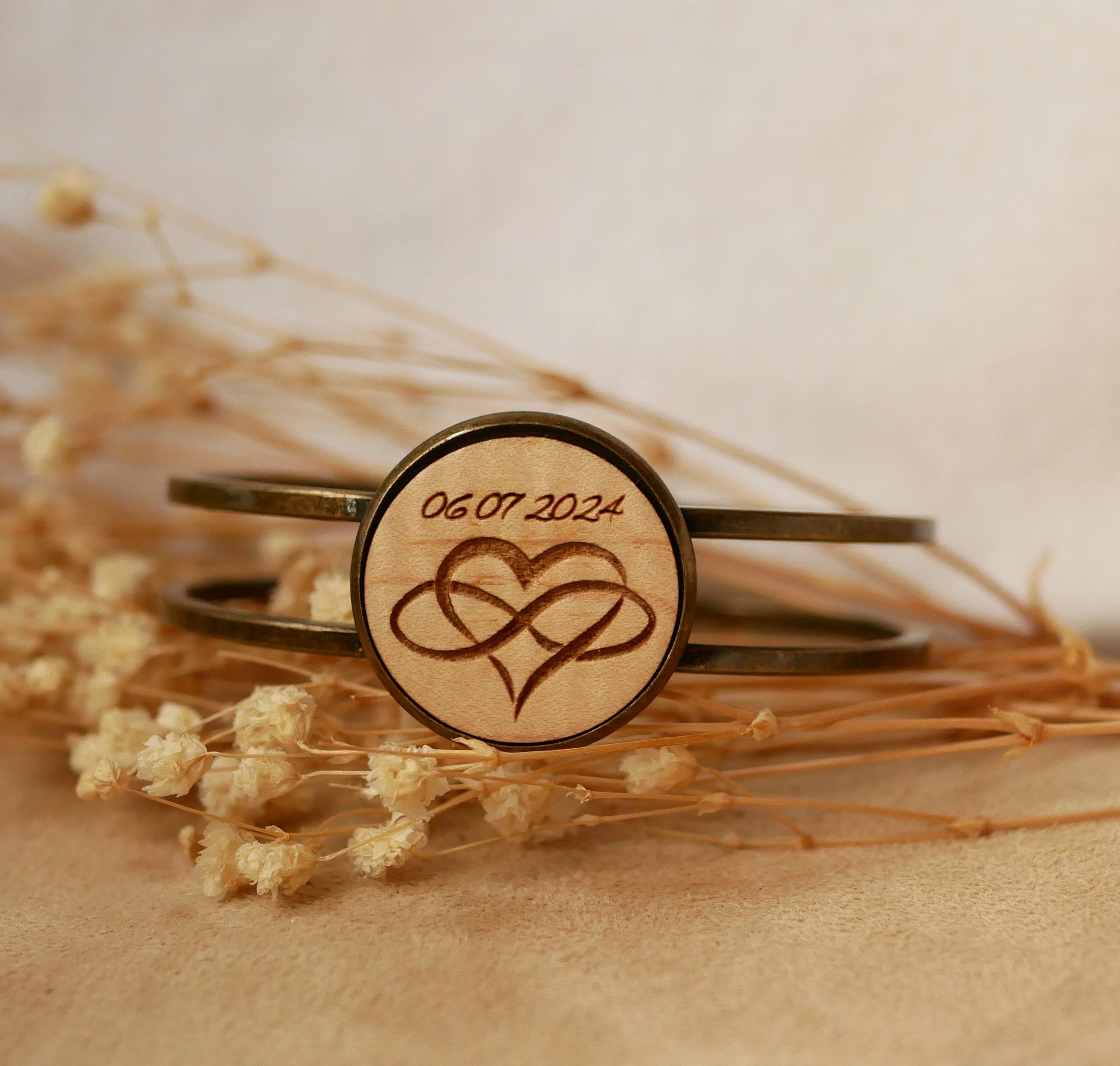 Bracelete de latão e madeira com cabochon personalizável 