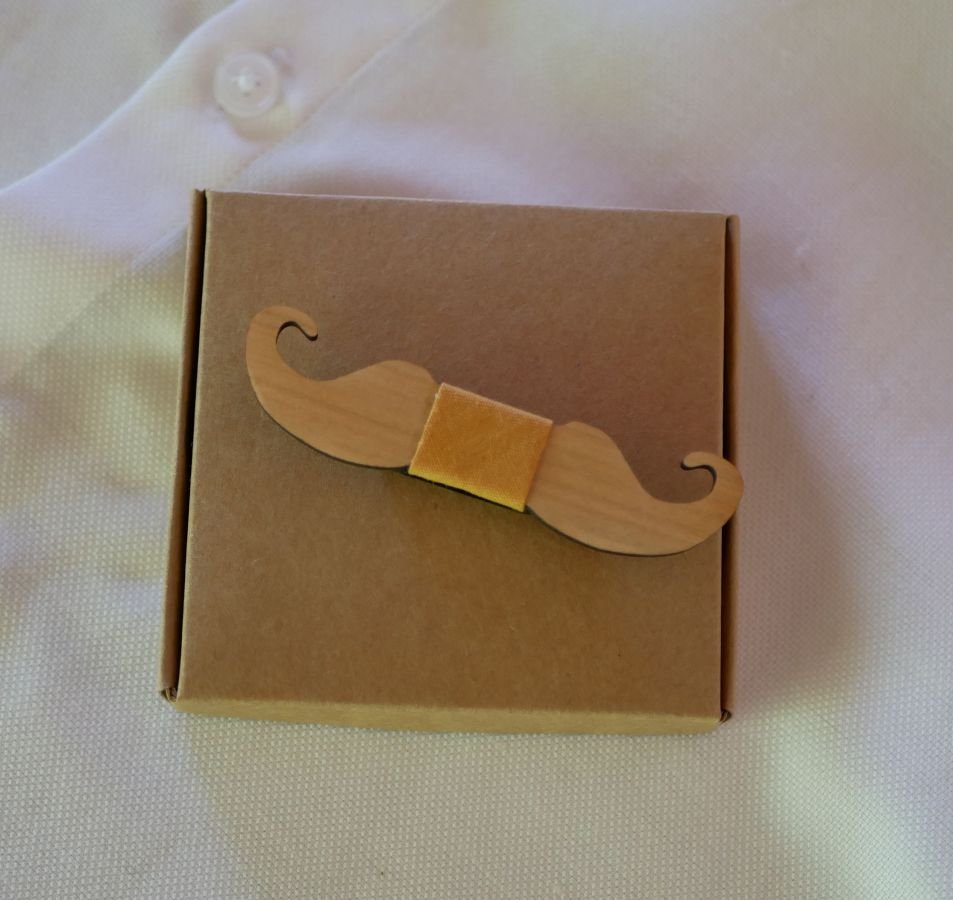 Mini broche de laço de madeira para personalizar