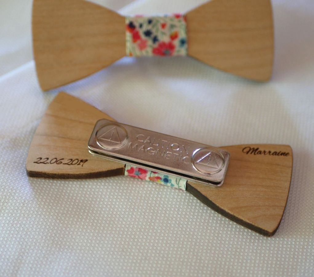 Mini broche de laço de madeira para personalizar