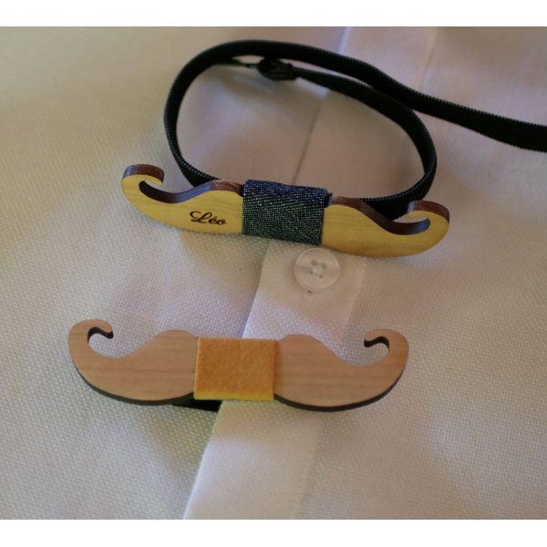 Mini broche de la&ccedil;o de madeira para personalizar