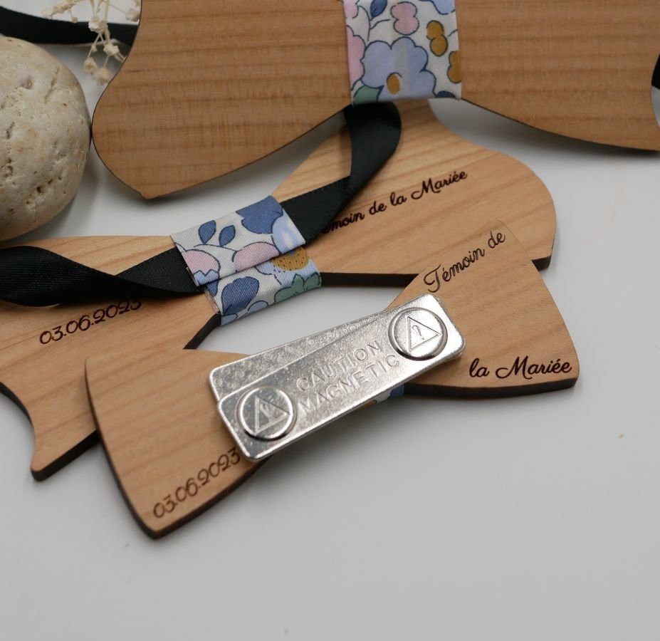 Mini broche de laço de madeira para personalizar