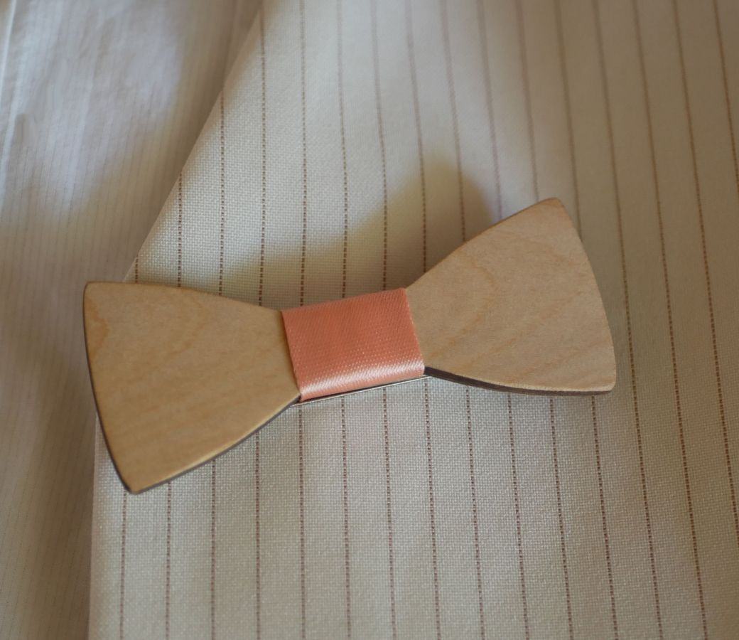Mini broche de laço de madeira para personalizar