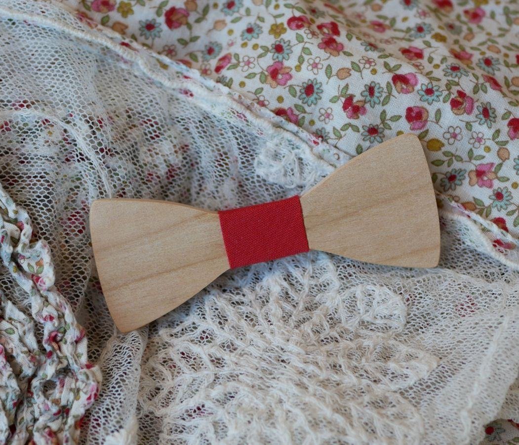 Mini broche de laço de madeira para personalizar