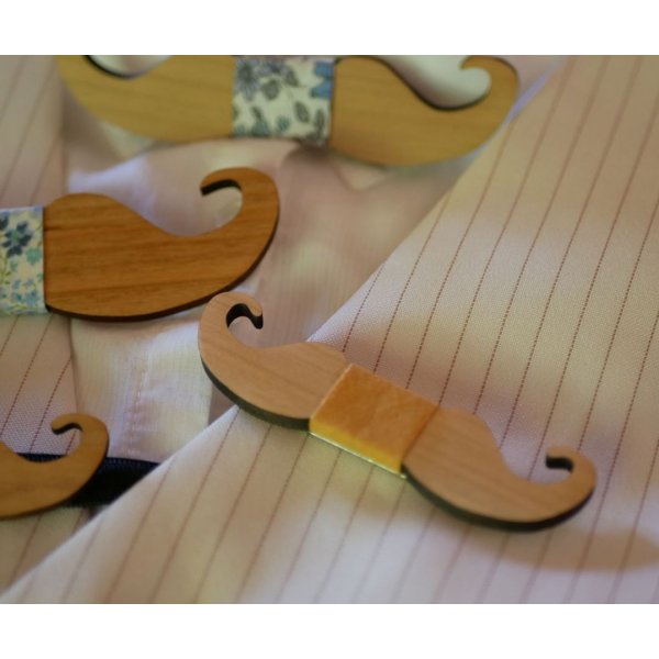 Mini broche de la&ccedil;o de madeira para personalizar