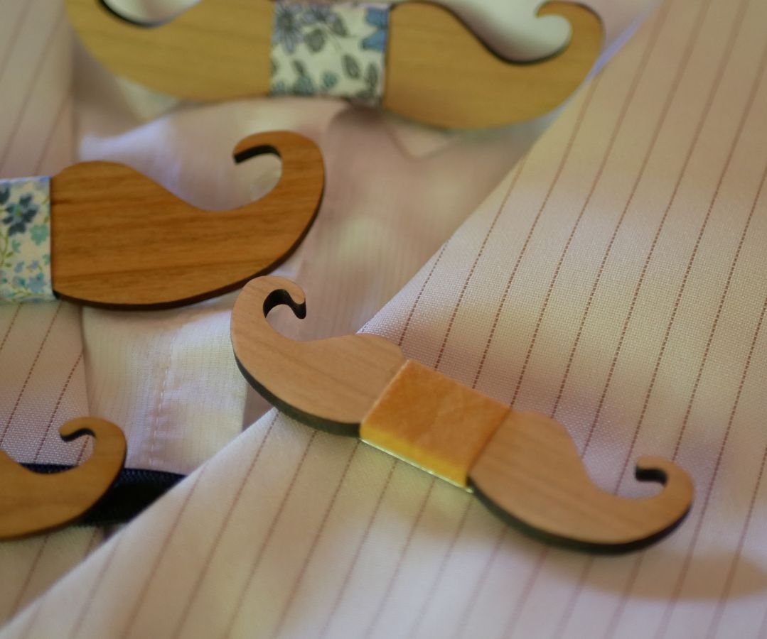 Mini broche de laço de madeira para personalizar