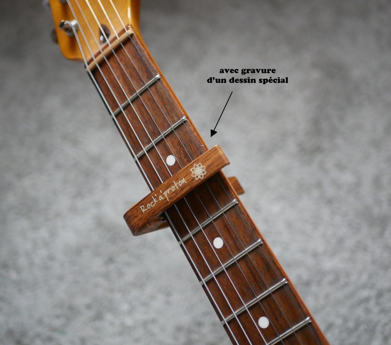 Capo de guitarra em alumínio com gravação em ouro para ser personalizado