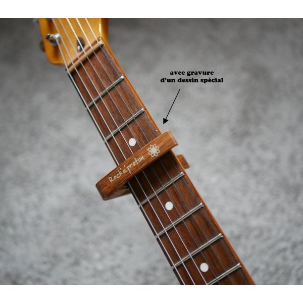 Capo de guitarra em alum&iacute;nio com grava&ccedil;&atilde;o em ouro para ser personalizado