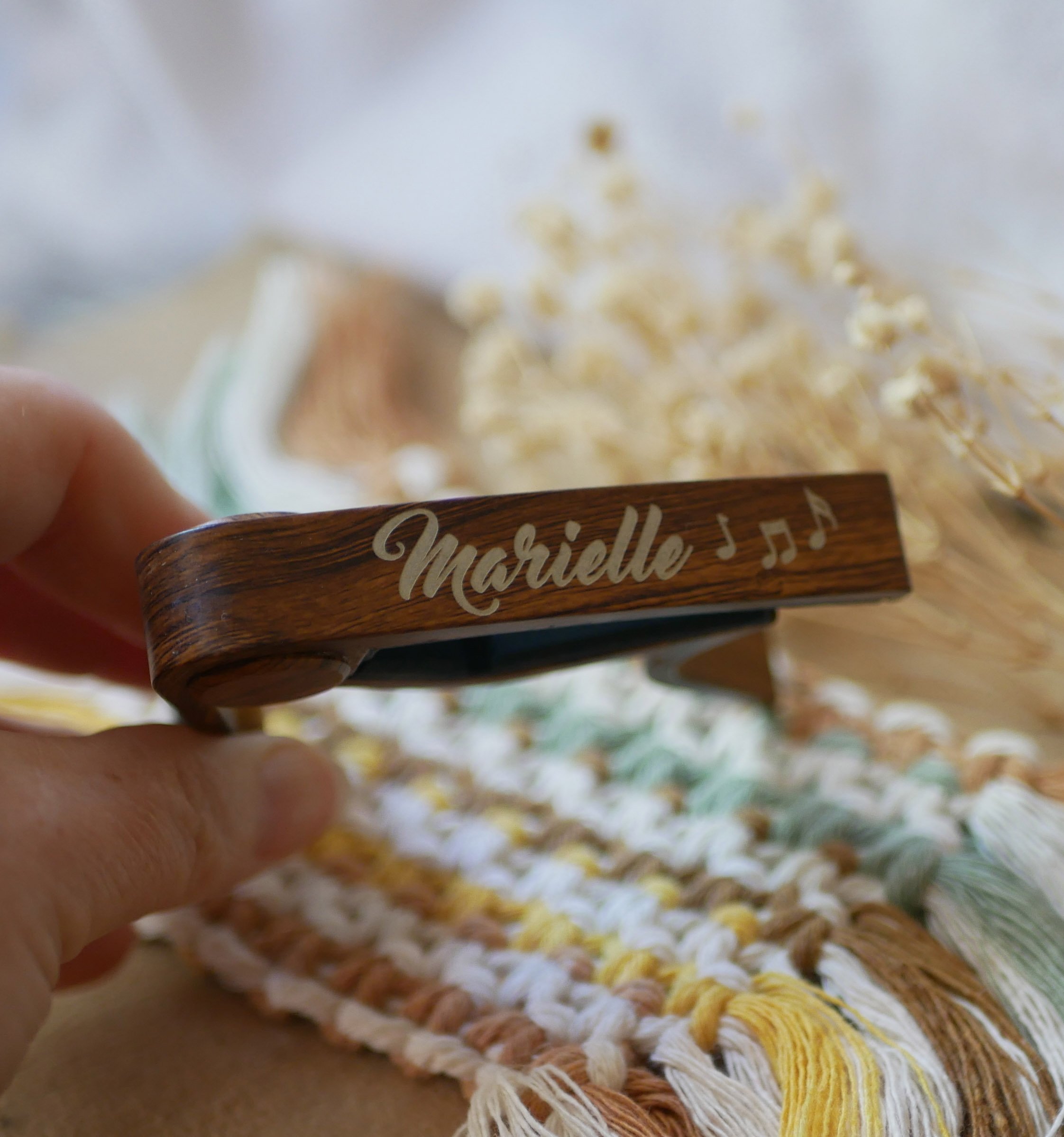 Capo de guitarra em alumínio com gravação em ouro para ser personalizado