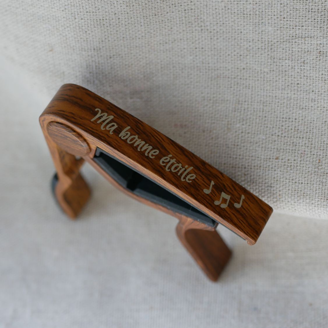 Capo de guitarra em alumínio com gravação em ouro para ser personalizado