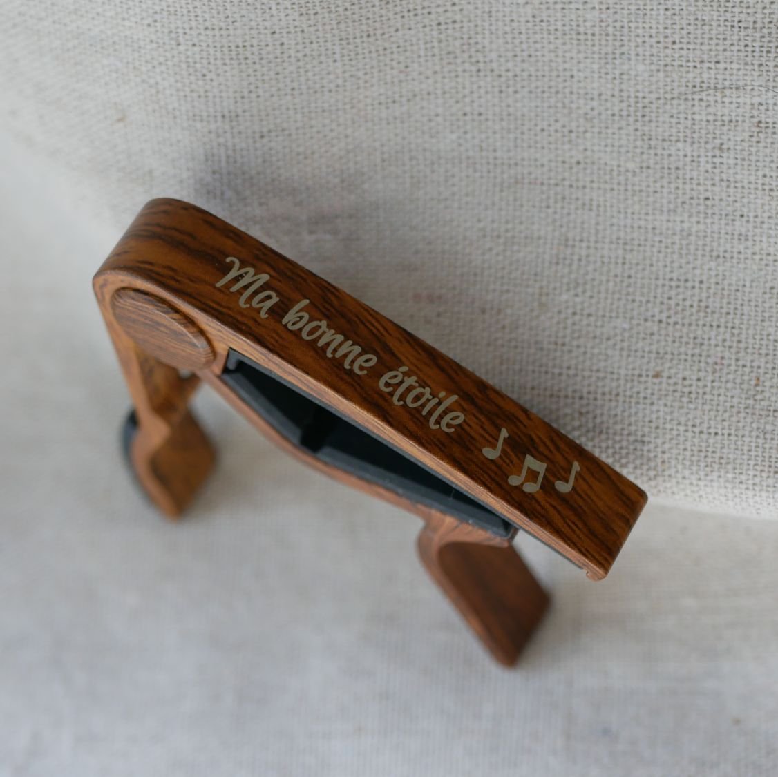Capo de guitarra em alumínio com gravação em ouro para ser personalizado