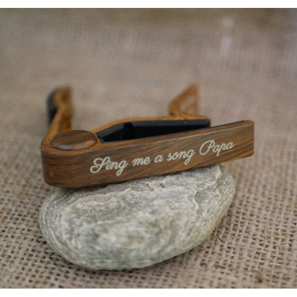 Capo de guitarra em alum&iacute;nio com grava&ccedil;&atilde;o em ouro para ser personalizado