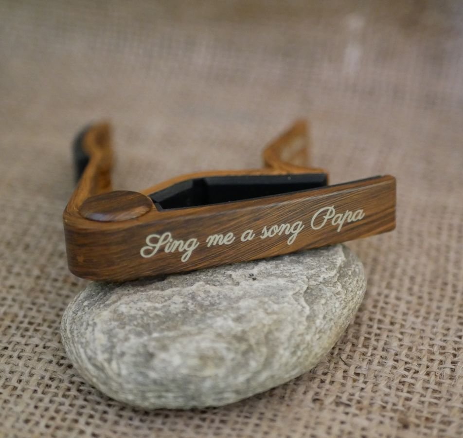 Capo de guitarra em alumínio com gravação em ouro para ser personalizado