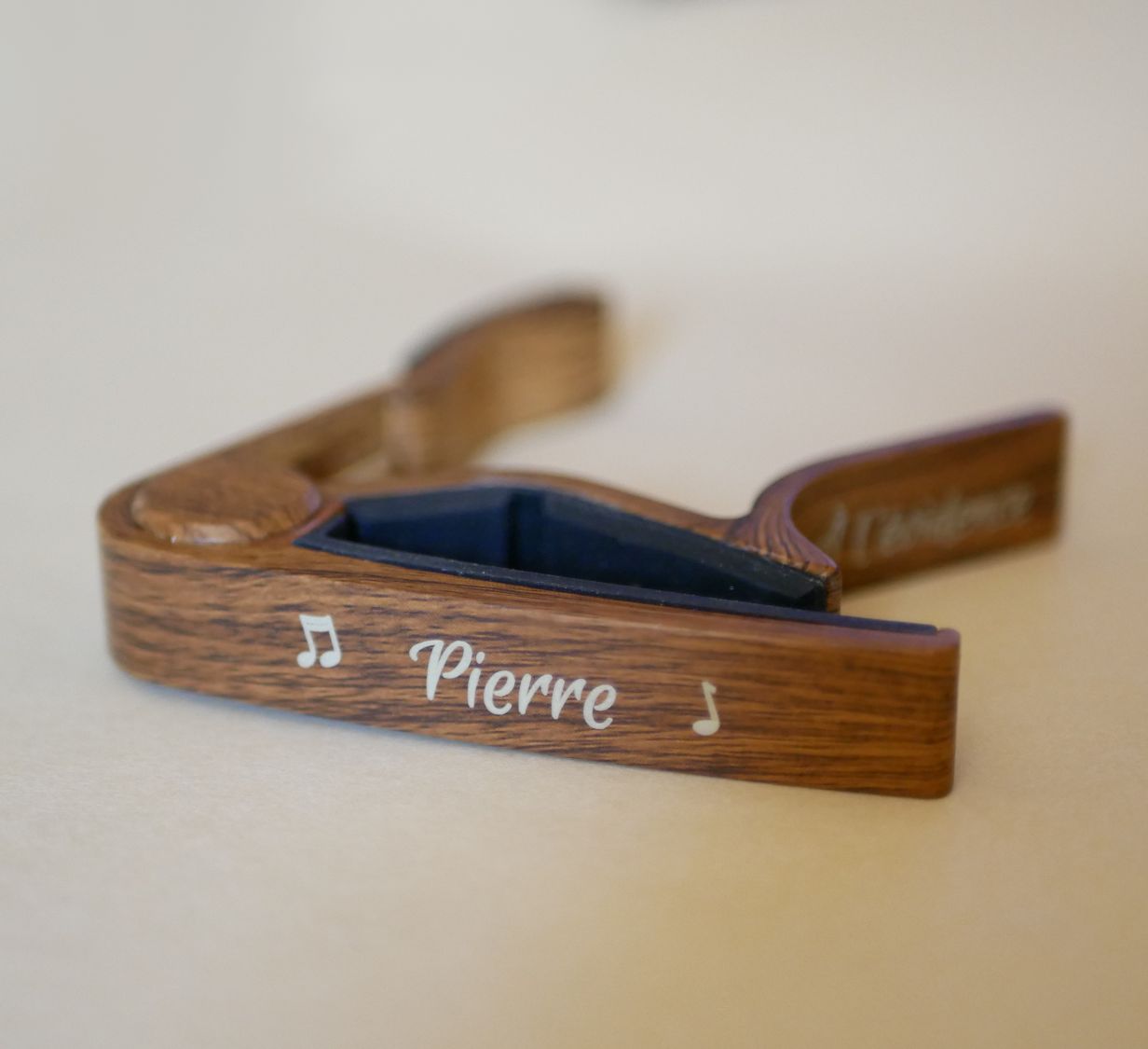Capo de guitarra em alumínio com gravação em ouro para ser personalizado