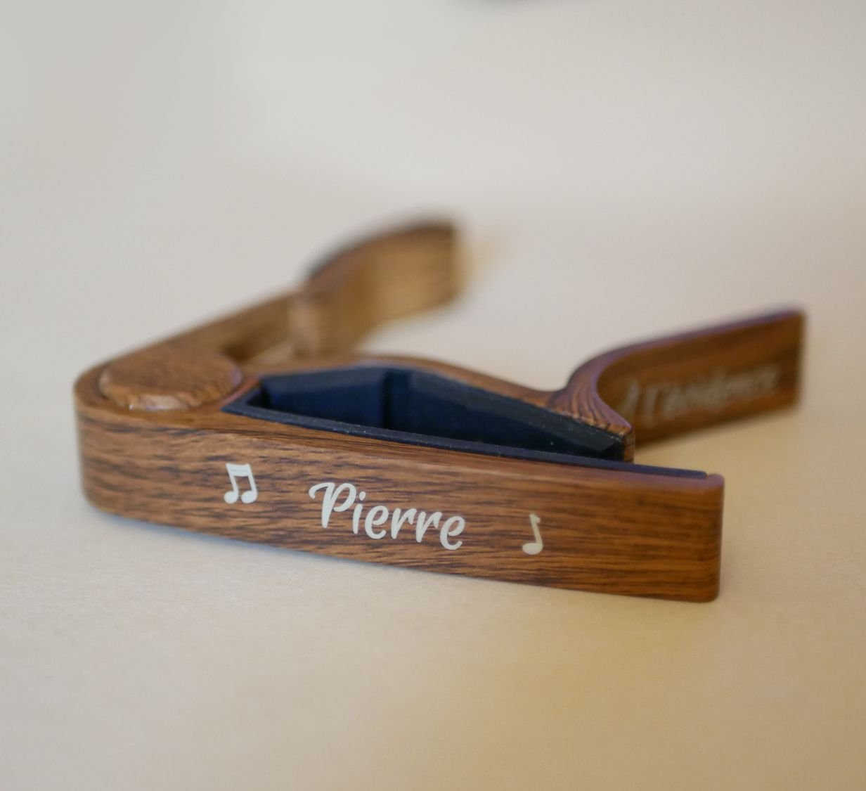 Capo de guitarra em alumínio com gravação em ouro para ser personalizado