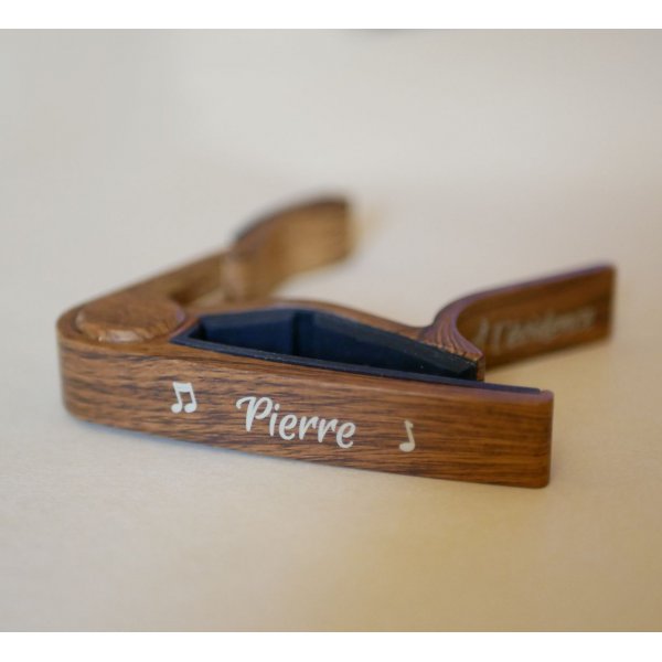 Capo de guitarra em alum&iacute;nio com grava&ccedil;&atilde;o em ouro para ser personalizado