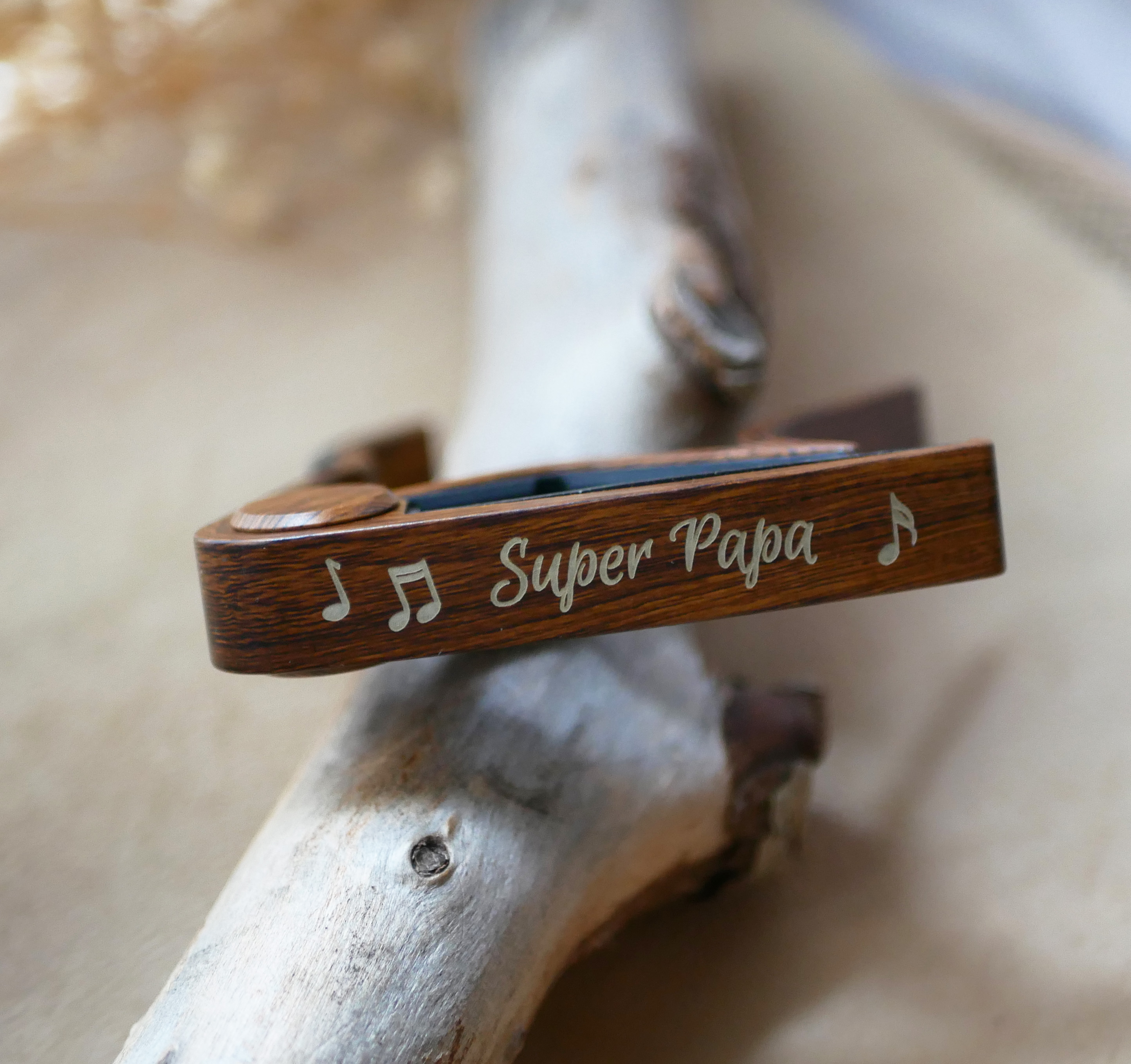 Capo de guitarra em alumínio com gravação em ouro para ser personalizado