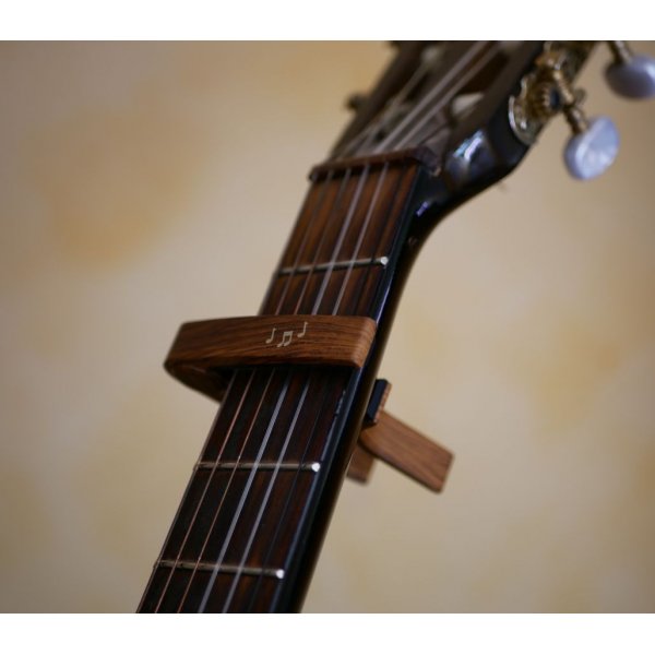 Capo de guitarra em alum&iacute;nio com grava&ccedil;&atilde;o em ouro para ser personalizado