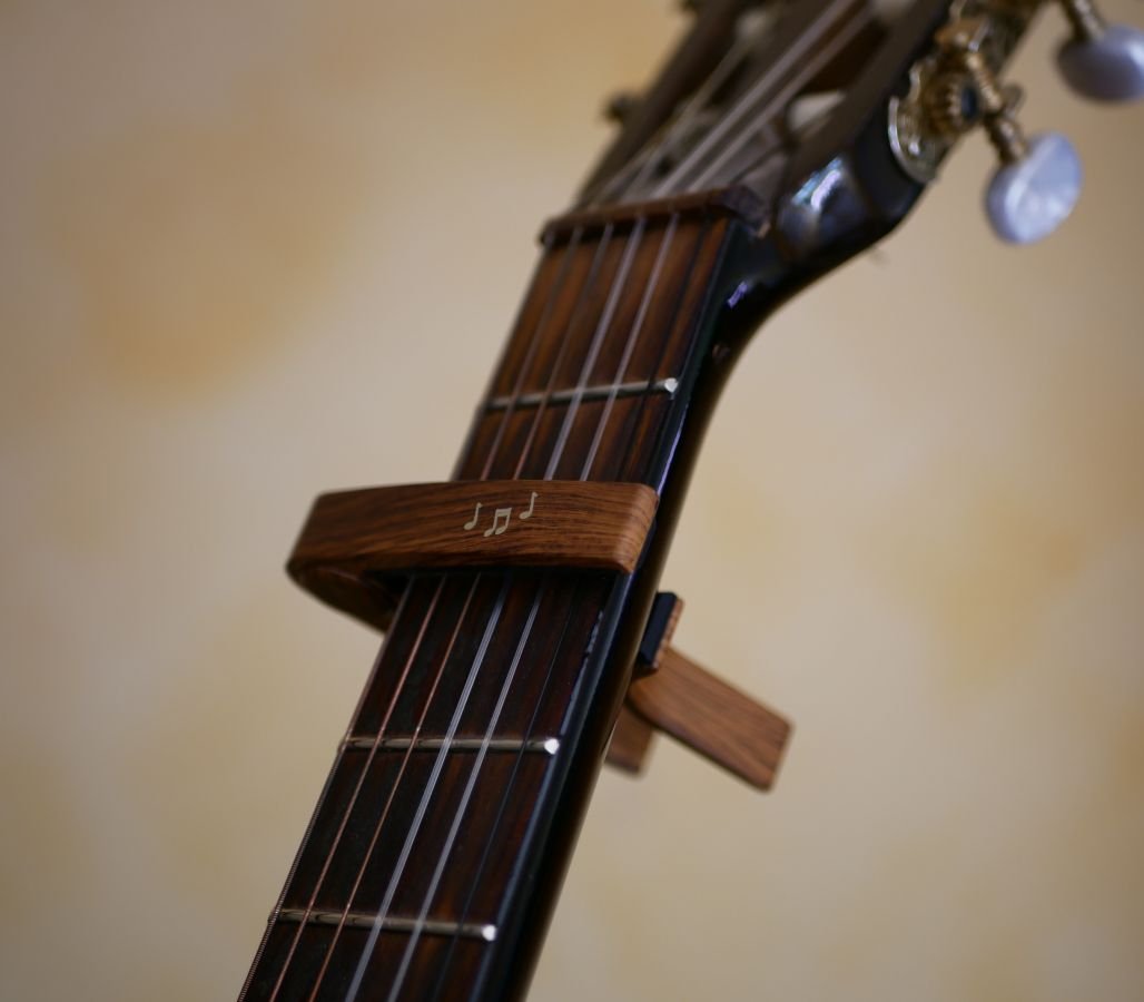 Capo de guitarra em alumínio com gravação em ouro para ser personalizado