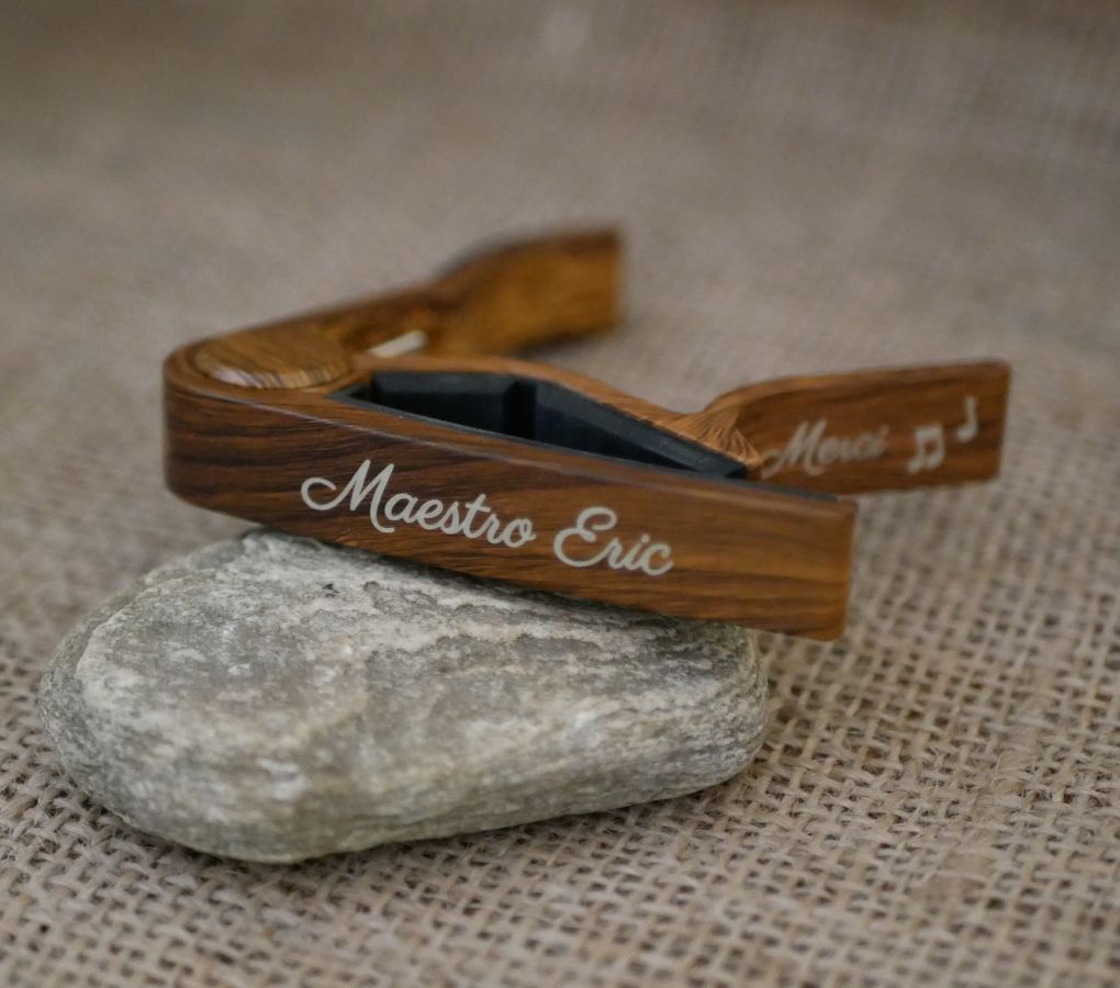 Capo de guitarra em alumínio com gravação em ouro para ser personalizado