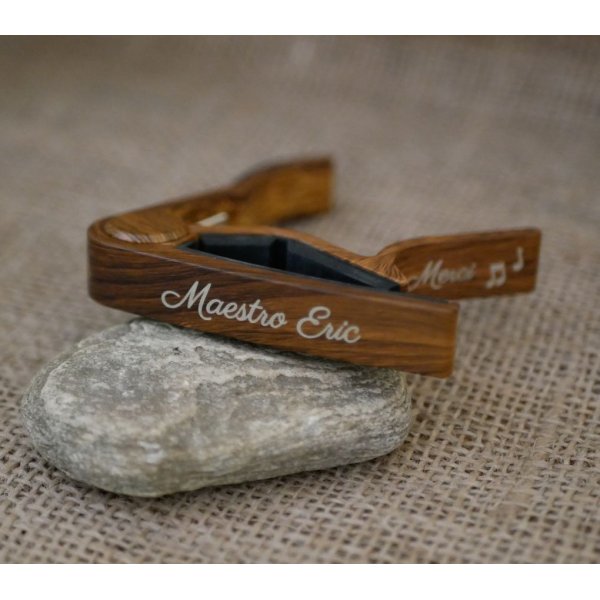 Capo de guitarra em alum&iacute;nio com grava&ccedil;&atilde;o em ouro para ser personalizado