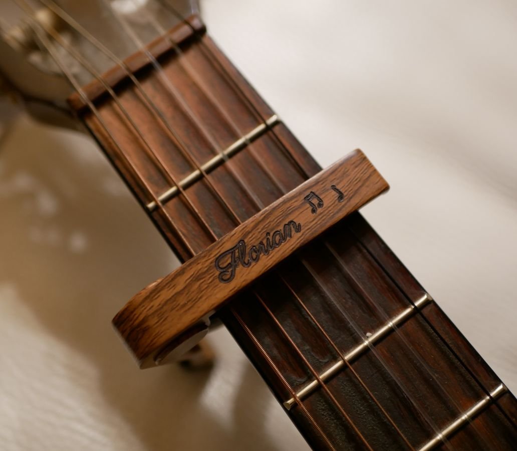 Tampa de guitarra em alumínio gravada para personalizar
