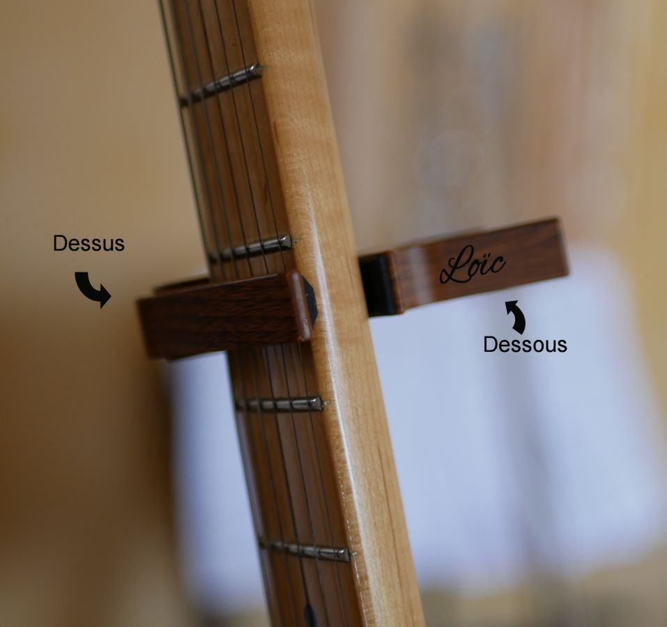 Capo de guitarra em alumínio com gravação em ouro para ser personalizado
