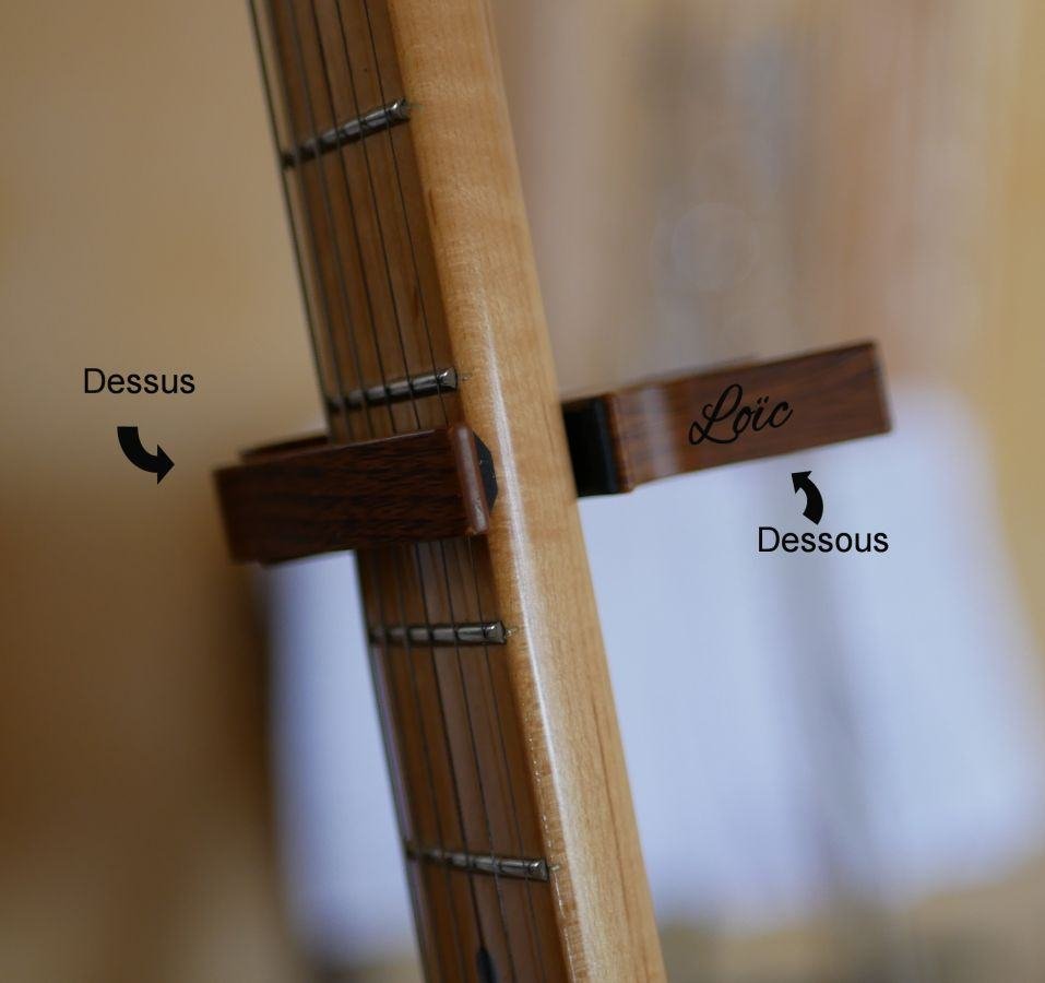 Capo de guitarra em alumínio com gravação em ouro para ser personalizado