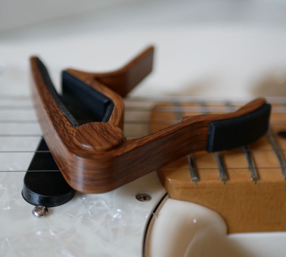 Capo de guitarra em alumínio com gravação em ouro para ser personalizado