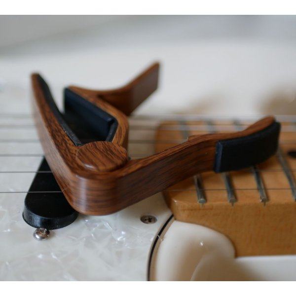 Capo de guitarra em alum&iacute;nio com grava&ccedil;&atilde;o em ouro para ser personalizado