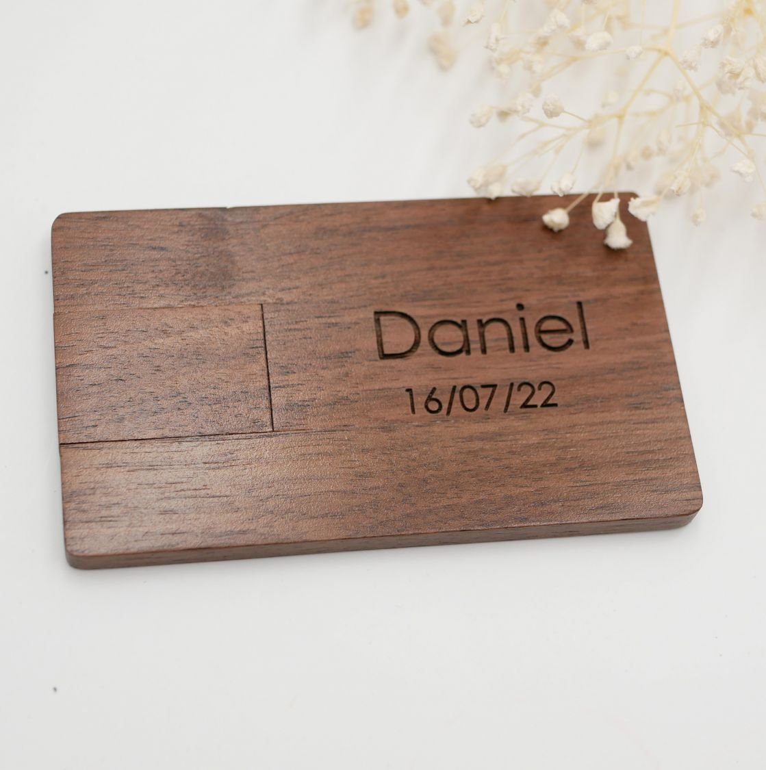Cartão de madeira de nogueira com chave USB de 32 GB para ser personalizado por gravação