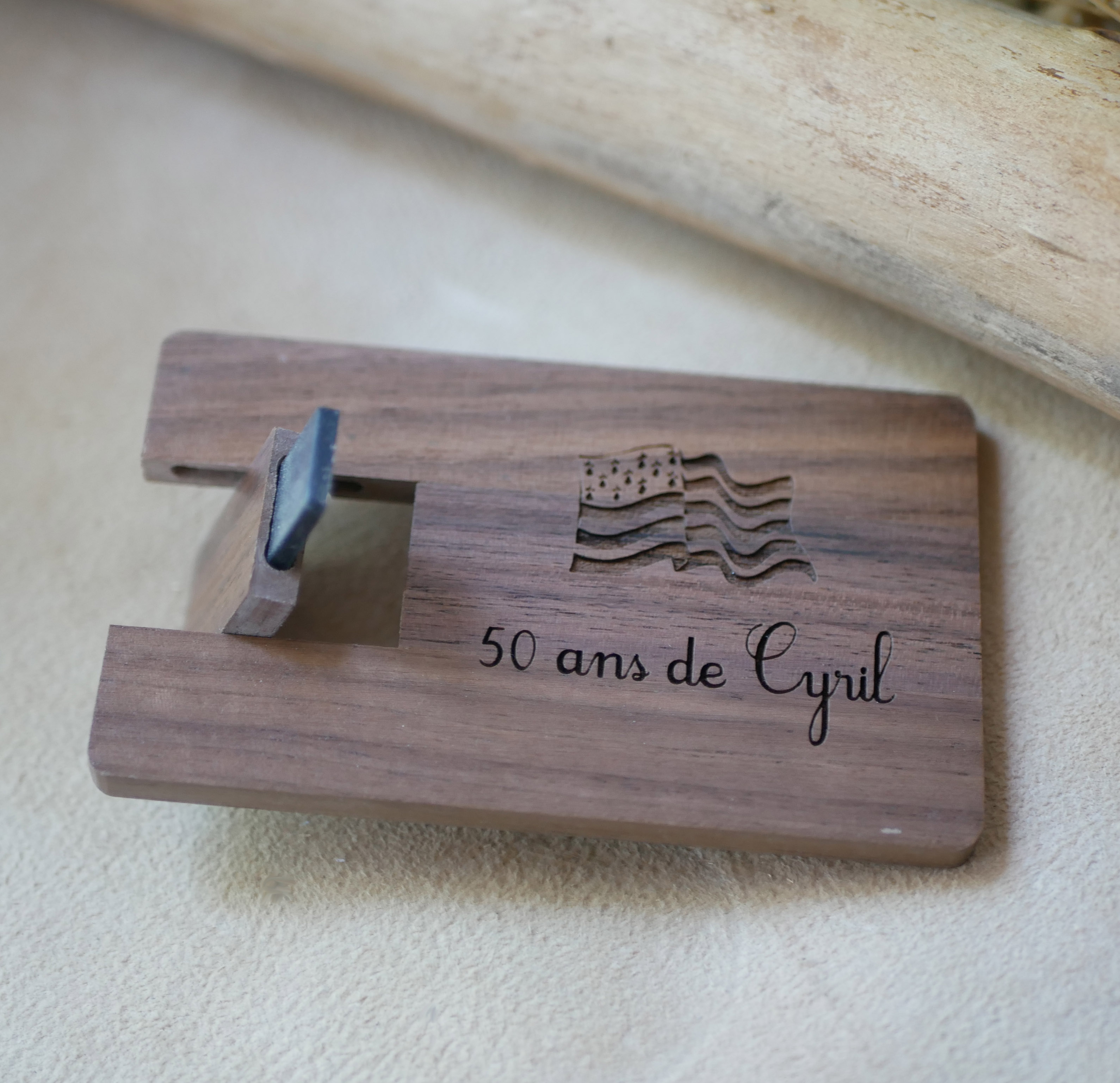 Cartão de madeira de nogueira com chave USB de 32 GB para ser personalizado por gravação