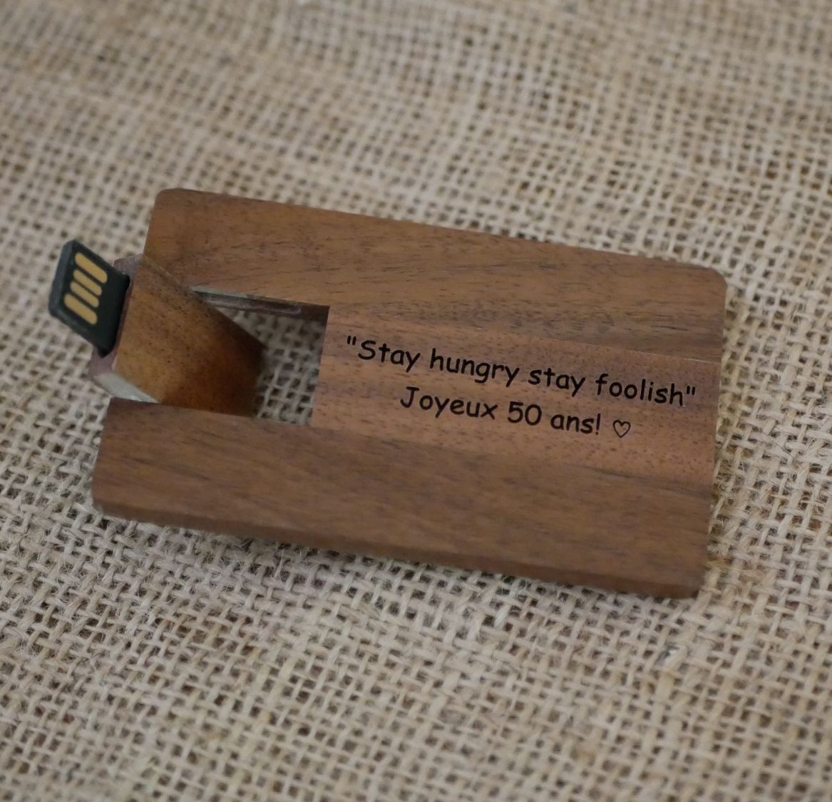 Cartão de madeira de nogueira com chave USB de 32 GB para ser personalizado por gravação