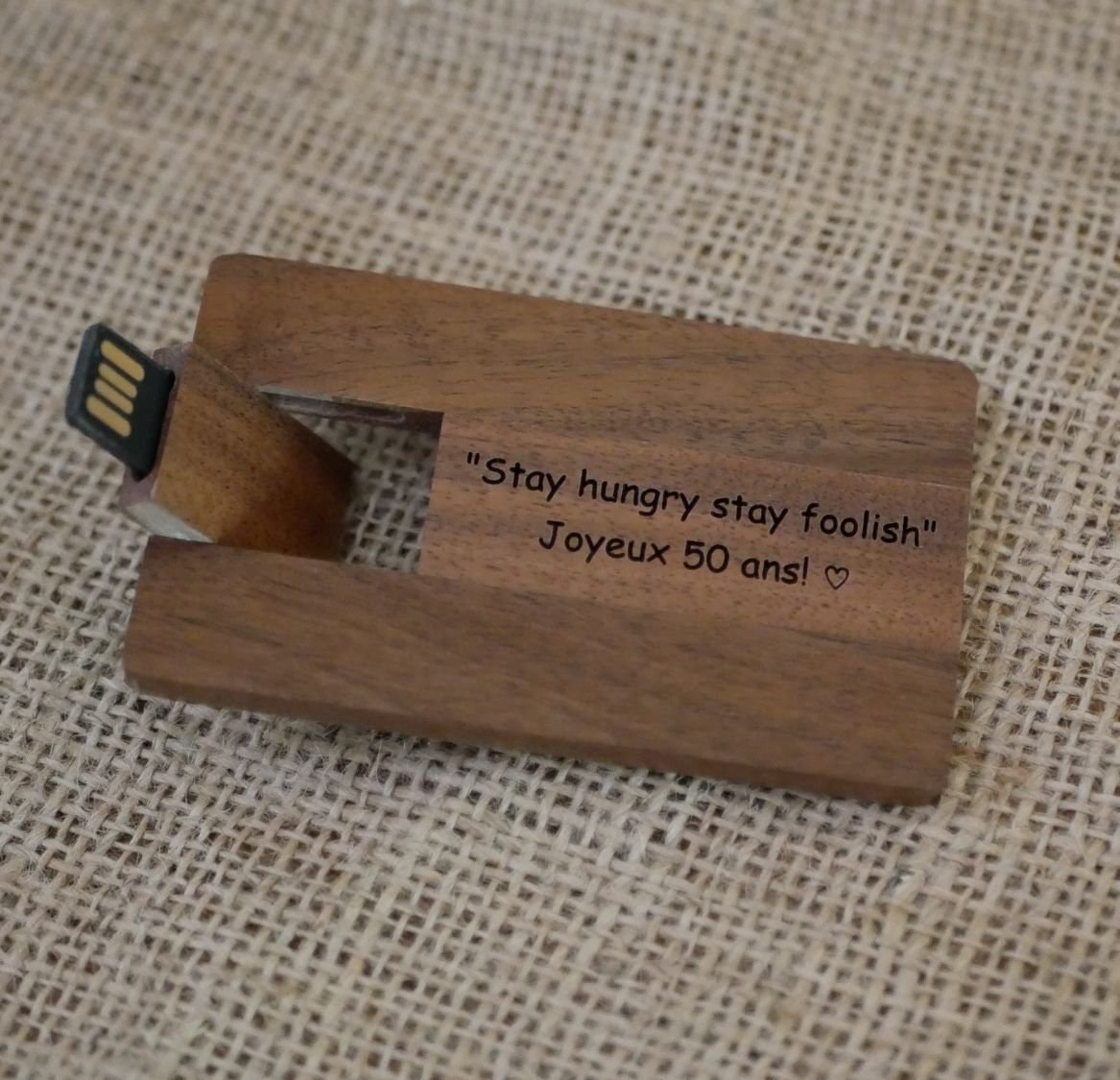 Cartão de madeira de nogueira com chave USB de 32 GB para ser personalizado por gravação