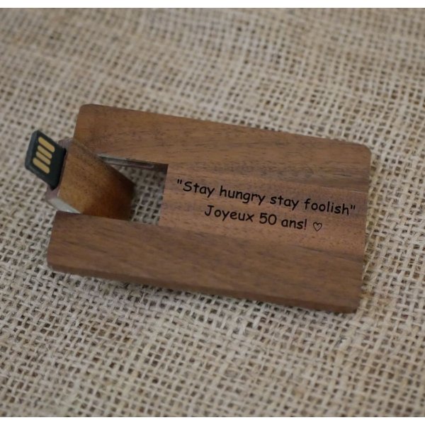 Cart&atilde;o de madeira de nogueira com chave USB de 32 GB para ser personalizado por grava&ccedil;&atilde;o