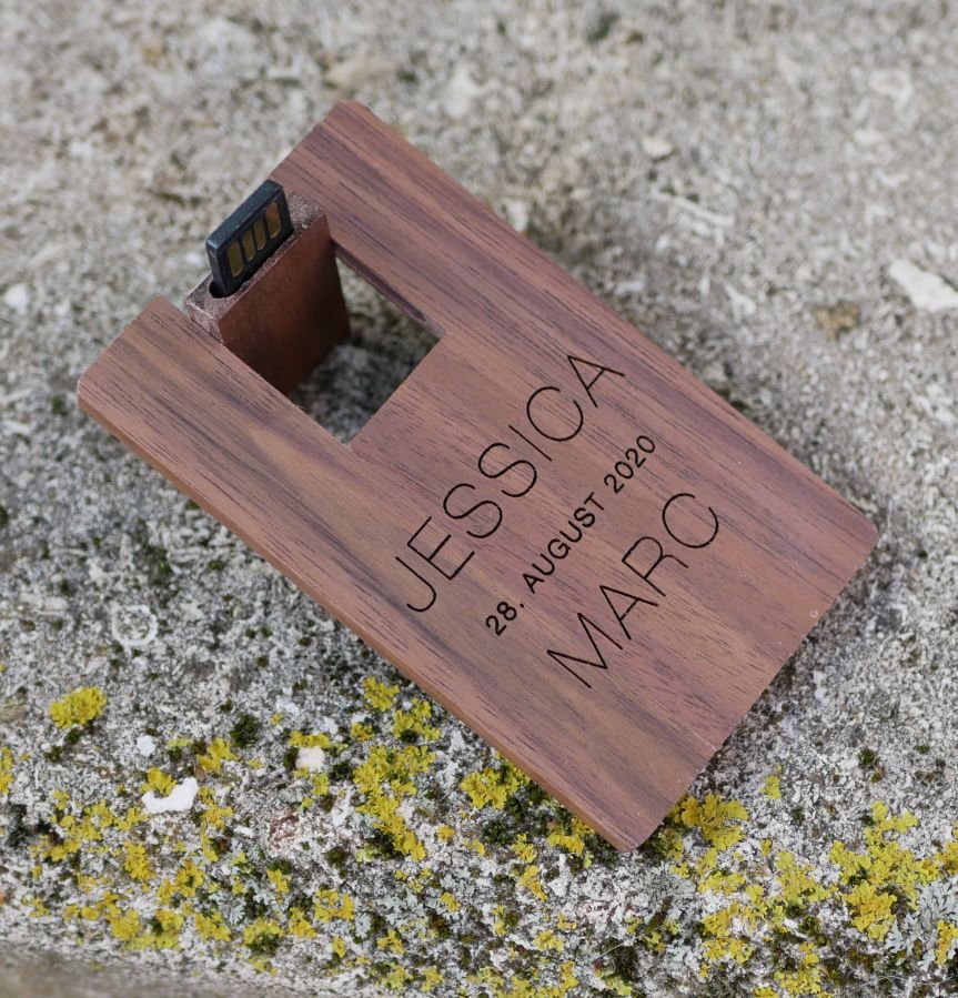 Cartão de madeira de nogueira com chave USB de 32 GB para ser personalizado por gravação
