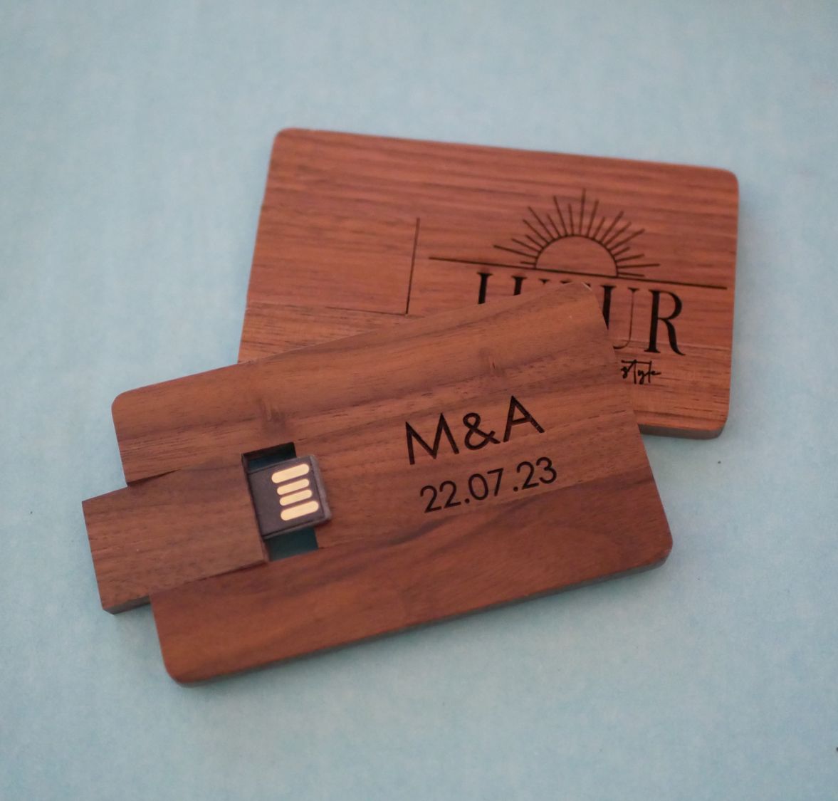 Cartão de madeira de nogueira com chave USB de 32 GB para ser personalizado por gravação
