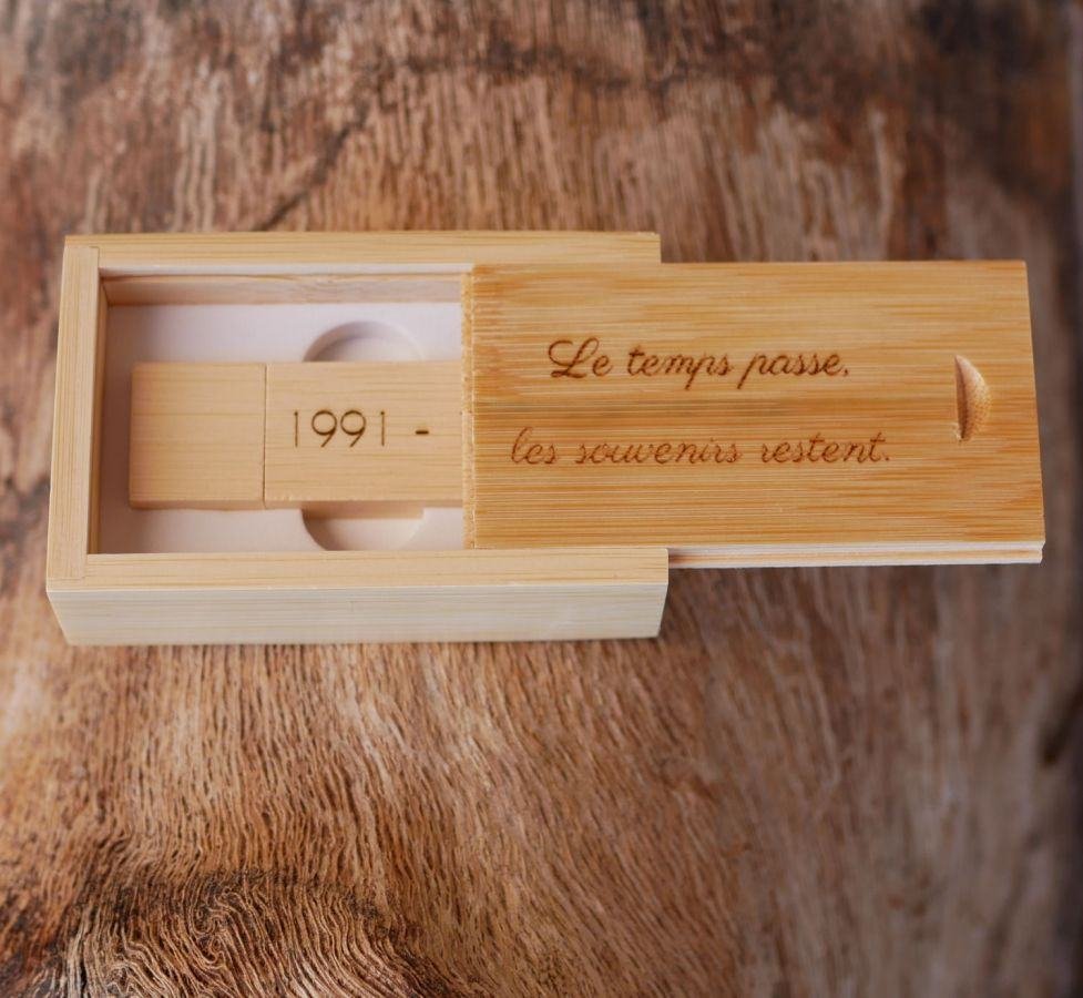 Chave USB 3.0 de 32 GB numa caixa de bambu para ser personalizada através de gravação 