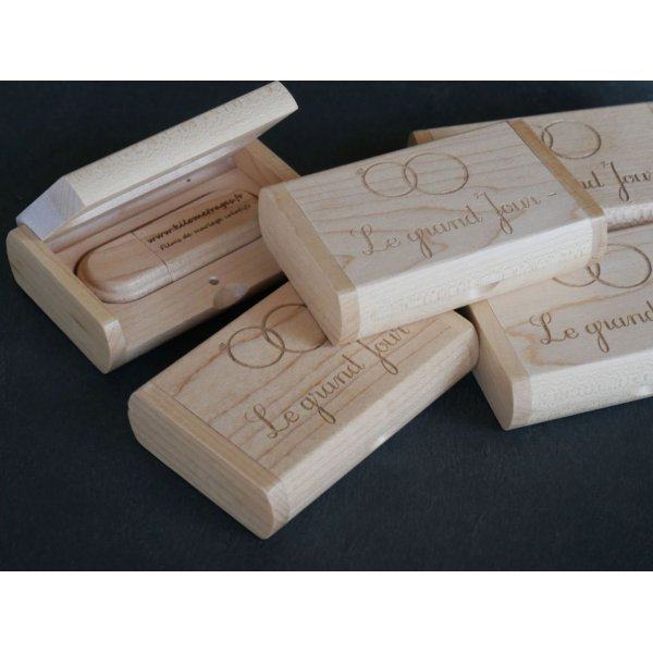 32 GB 2.0 USB Flash Drive numa mala de madeira de bordo de luz personalizada