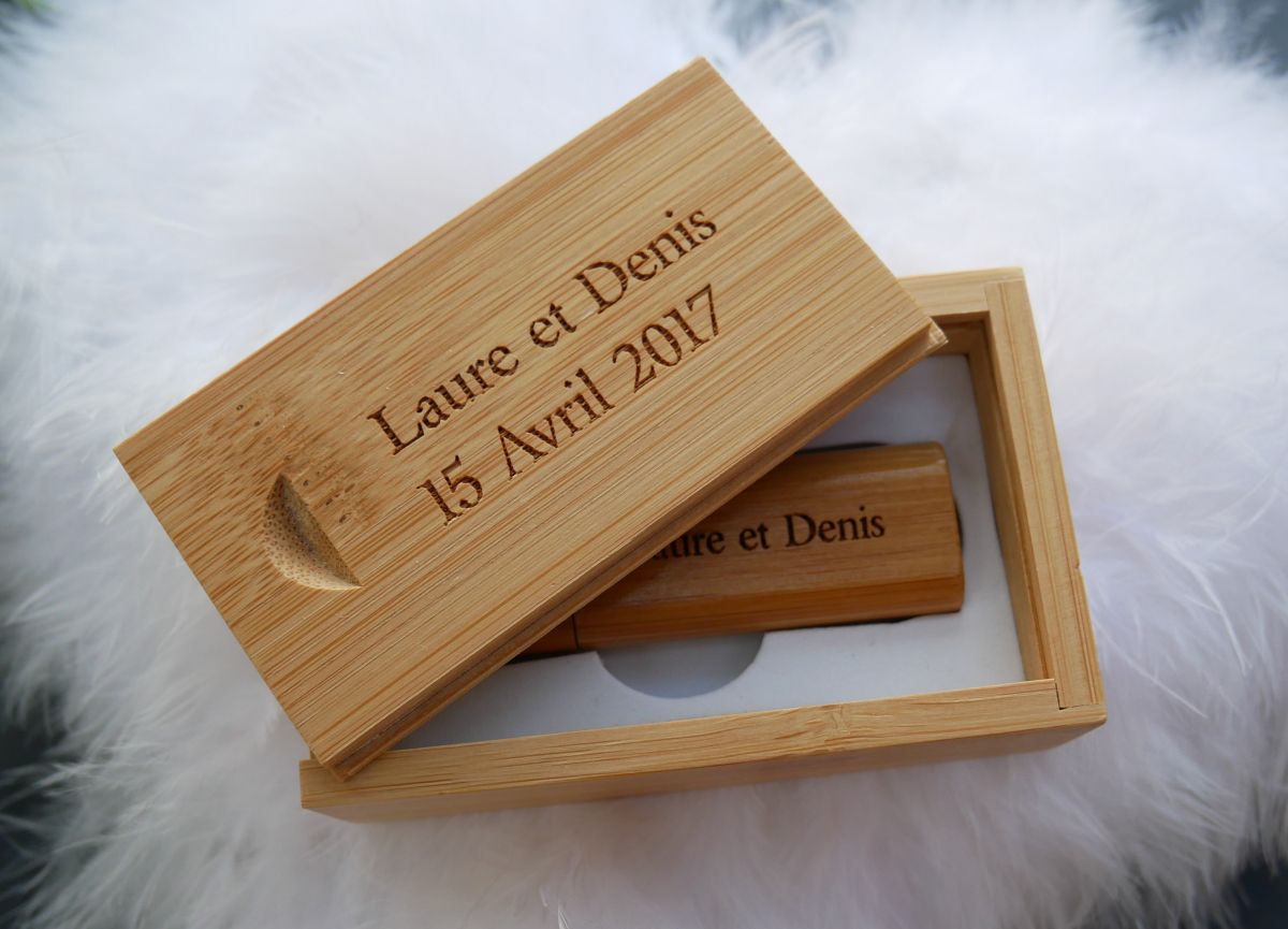 Chave USB 3.0 de 32 GB numa caixa de bambu para ser personalizada através de gravação 