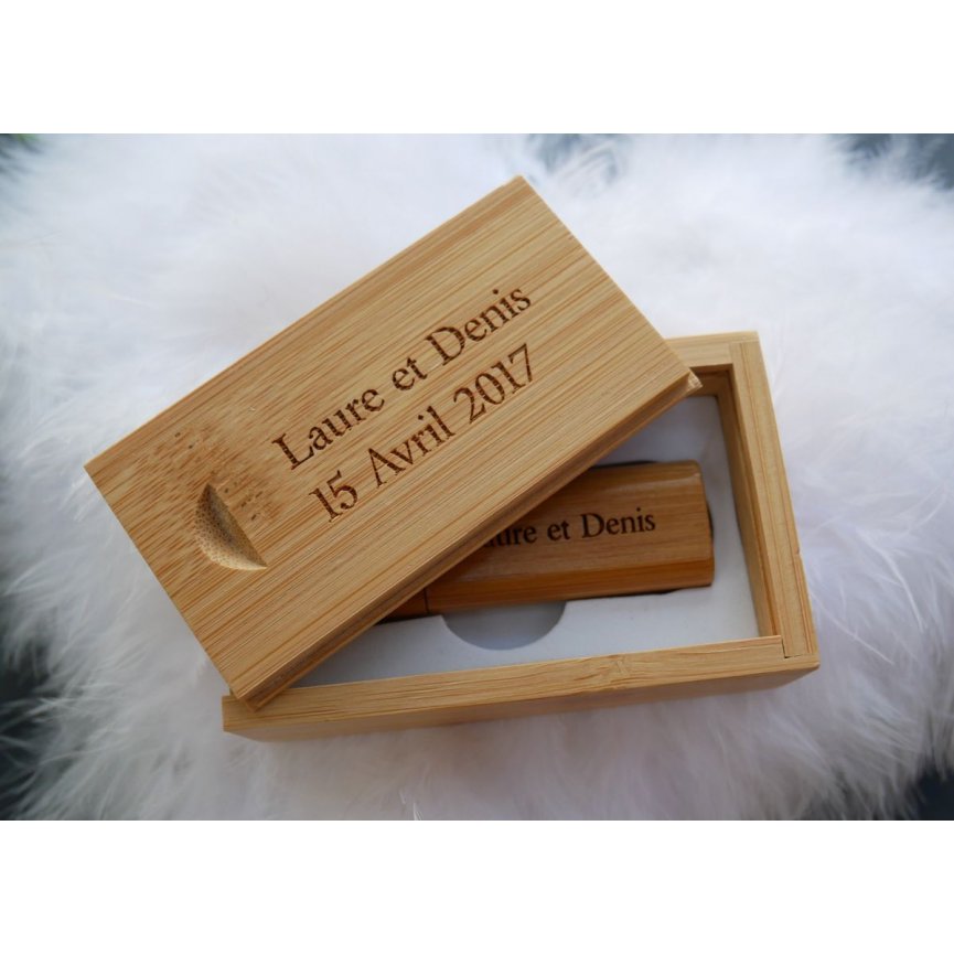 Chave USB 3.0 de 32 GB numa caixa de bambu para ser personalizada através de gravação 