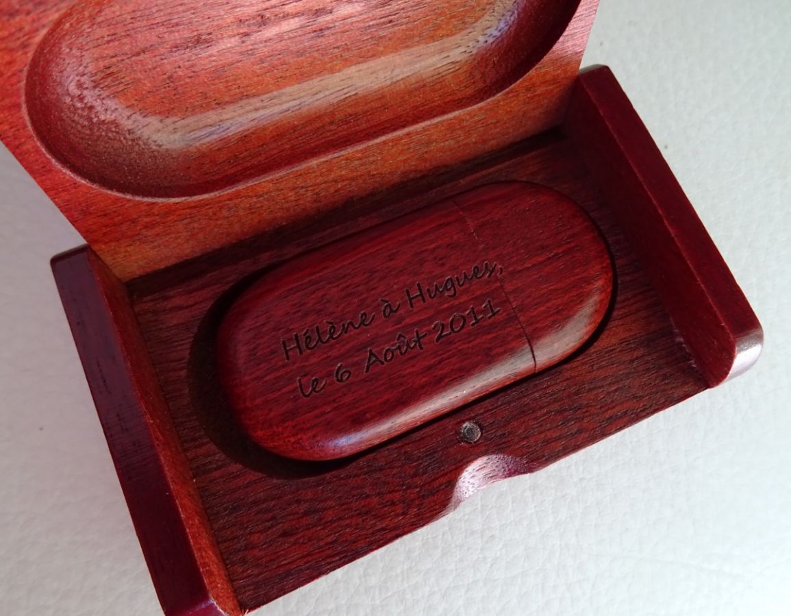 32 GB 3.0 pen drive USB de madeira vermelha em caixa de gravura
